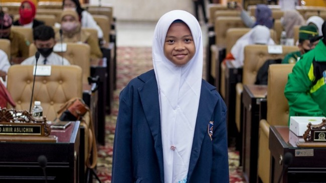 TMIHARINI's tweet photo. Saat berusia 12 tahun, Aeshnina Azzahra, siswi asal Gresik, mengirim surat ke Presiden Amerika Serikat untuk mengkritisi pengiriman sampah plastik dari luar negeri ke Indonesia

5 tahun berlalu, Aeshnina masih memperjuangkan hal yang sama, masalah yang tak kunjung terselesaikan https://t.co/l6ECoyUlA9