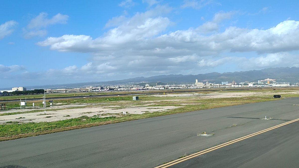 _TNIAU's tweet photo. "Leg Kedua Ferry Flight C-130J Super Hercules A-1344: San Diego Menuju Honolulu Dihadang Headwind Kencang"

Setelah sukses menyelesaikan penerbangan leg pertama dari Marietta ke San Diego, C-130J Super Hercules A-1344 melanjutkan perjalanan menuju Honolulu pada tanggal 17 Januari 2024. Perjalanan dimulai dari San Diego, California pada pukul 08:51 UTC dengan kondisi cuaca yang cerah. Penerbangan ini, yang merupakan bagian dari misi ferry ke tanah air, melibatkan serangkaian tahapan mulai dari start engine, taksi, takeoff, hingga climb ke ketinggian 28.000 feet sesuai dengan perencanaan penerbangan yang telah ditetapkan.

Pada ketinggian tersebut, kru pesawat dihadapkan dengan kondisi Head Wind dengan kecepatan berkisar 30 hingga 50 knot. Meski awalnya merencanakan peningkatan ketinggian menuju 34.000 feet, rencana tersebut dibatalkan karena data menunjukkan adanya Head Wind dengan kecepatan tinggi, berkisar antara 120 hingga 170 knot pada ketinggian tersebut. Oleh karena itu, Komandan Skadron Udara 31 Letkol Pnb Alfonsus Fatma Astara Duta, Mayor Pnb Chandra Danang Jaya, dan Kapten Tek Barry Yoga Patria bersama dengan personel Lockheed Martin, yaitu Richard Anthony, John Justin, Rolland Mark, dan Robert John, memutuskan untuk tetap terbang pada ketinggian 28.000 feet, kemudian menurunkan ketinggian sesuai prosedur saat akan melakukan landing di Honolulu.

Proses landing di Honolulu tidak hanya menjadi tantangan teknis, tetapi juga memberikan kesan tersendiri bagi kru A-1344. Bandara ini, dengan tingkat lalu lintas penerbangan yang padat dan sibuk, mengingatkan crew pada betapa Honolulu menjadi destinasi wisata dunia yang populer, setara dengan ketenaran Bali.

Setelah mendarat di Honolulu pada pukul 14:57 UTC, kru pesawat langsung diminta untuk meninggalkan runway menuju parking stand yang telah ditentukan. Proses ini dilakukan dengan cepat dan hati-hati, mengingat antrian penerbangan yang sangat padat di bandara ini.

Dengan durasi penerbangan yang seharusnya 8 jam 06 menit, penerbangan kali ini memakan waktu lebih lama, yakni 9 jam 48 menit. Meskipun menghadapi beberapa penyesuaian dan tantangan, keberhasilan A-1344 melanjutkan perjalanan ini memberikan catatan prestasi bagi TNI AU dan kru pesawat yang terlibat dalam misi ini. Perjalanan berlanjut menuju tujuan akhirnya, Lanud Halim Perdanakusuma Jakarta, Indonesia, sebagai penambah kekuatan bagi pertahanan udara negara.

TNI Angkatan Udara - Jauh di Langit Dekat di Hati
DISPENAU@2024