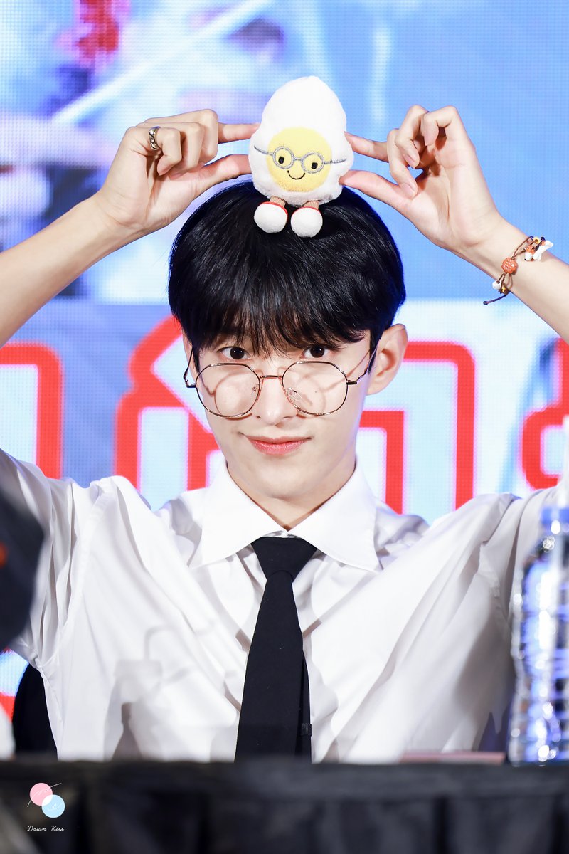 DawnKiss97218's tweet photo. 240118 마카오 팬싸 HD 
😜😜
#SEVENTEEN #세븐틴 #DK #도겸 #이석민 #ドギョム
@pledis_17 https://t.co/TRWvVIX8ux