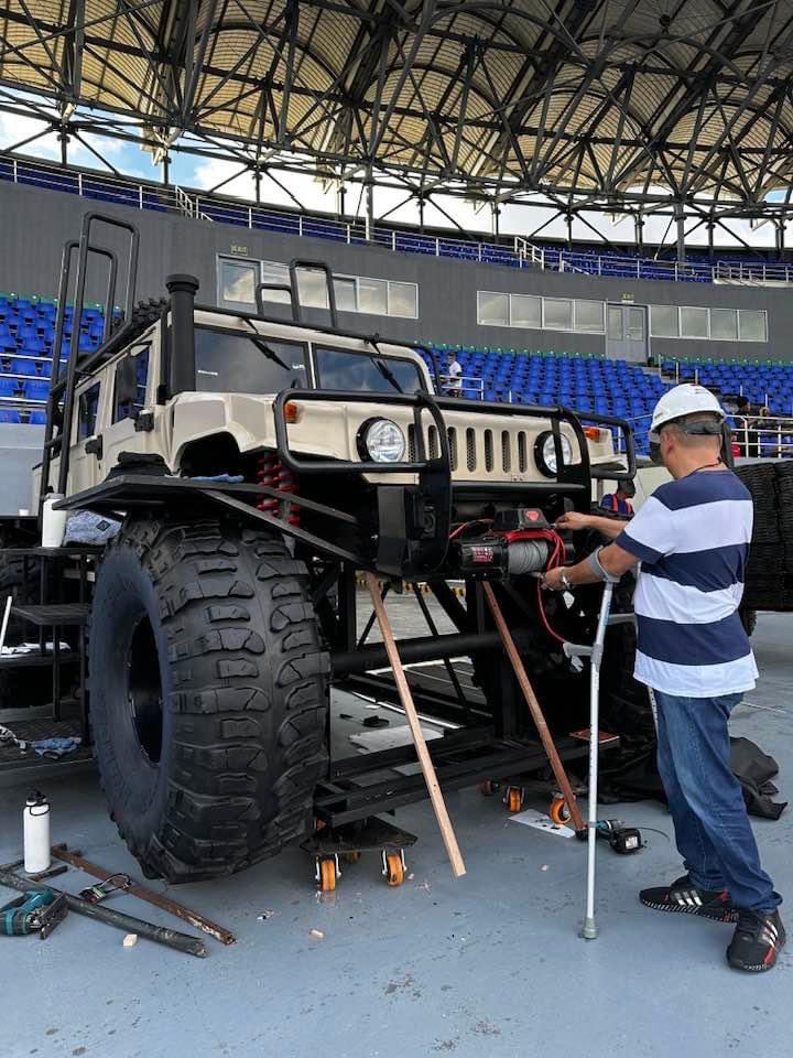 toyoonz's tweet image. omg mga pinoy din pala gumawa ng stage props ng svt 😭 it just occurred to me na di nga naman nila madadala yung orig na stage props from kr 😅