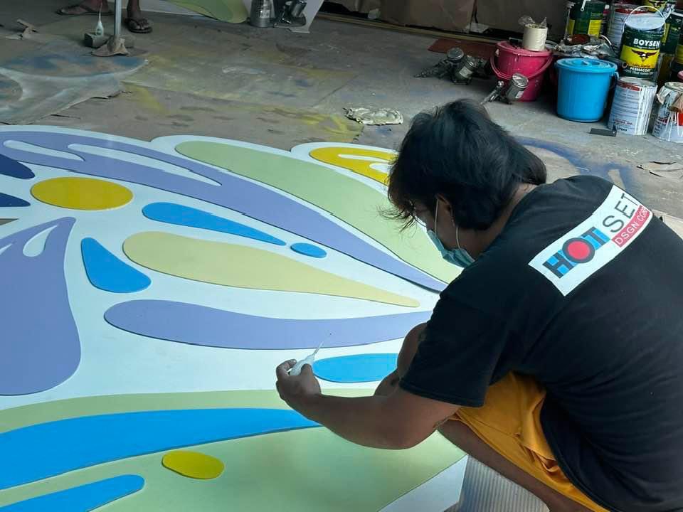 toyoonz's tweet image. omg mga pinoy din pala gumawa ng stage props ng svt 😭 it just occurred to me na di nga naman nila madadala yung orig na stage props from kr 😅