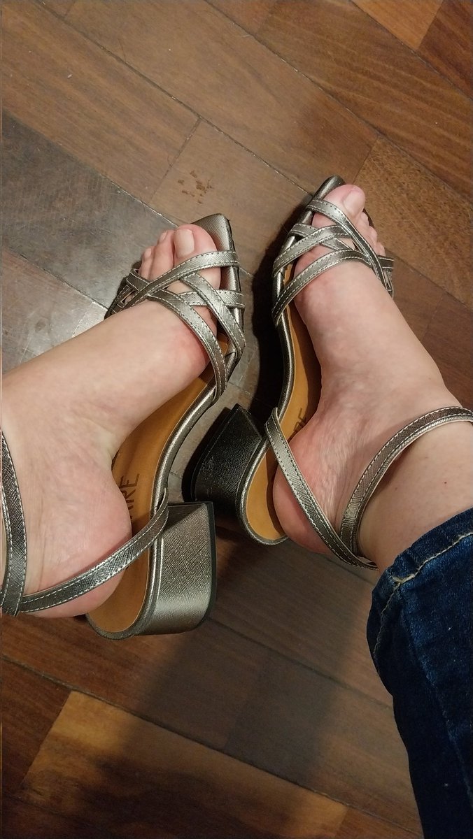 Gostaram da minha sandalhinha nova? 
Liked my new shoes? 

Toes soles shoes fetish nudenails leather beautifufeet