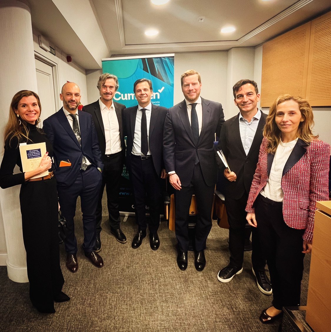 DavidLopezMedin's tweet photo. Con #CUMPLEN en la presentación del libro “250 preguntas y respuestas sobre la Ley de Protección de los Informantes” https://t.co/8JwTDQOgjj