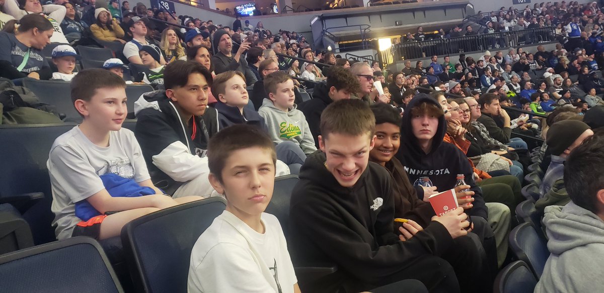 JKsisu's tweet photo. #packpix Hornets vs Hornets 🐝 https://t.co/NhUchXO4B6