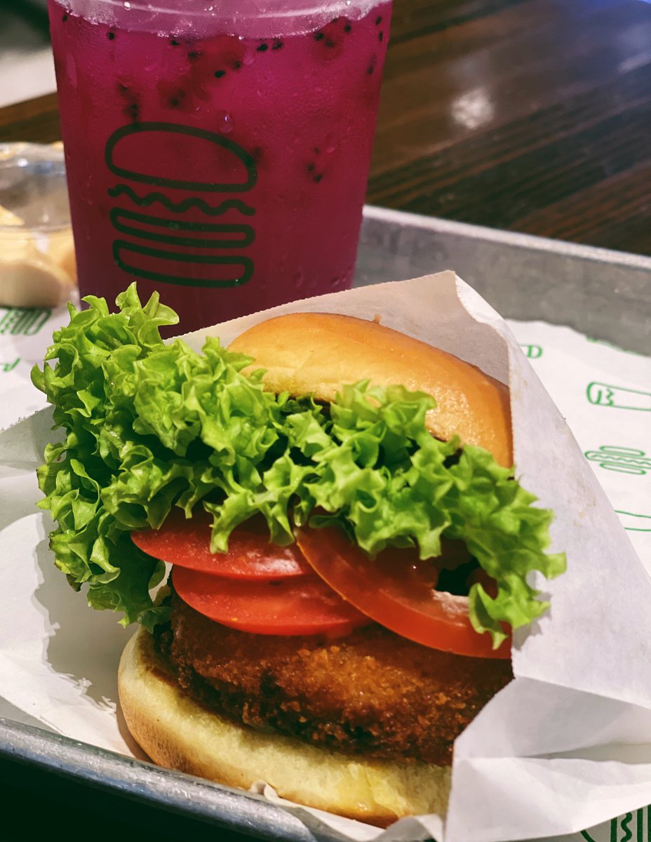 rodmagaru's tweet photo. Paris Baguette π Shake Shack. Gosh. #rodtrips πΈπ¬ https://t.co/qLPIpMPuzC