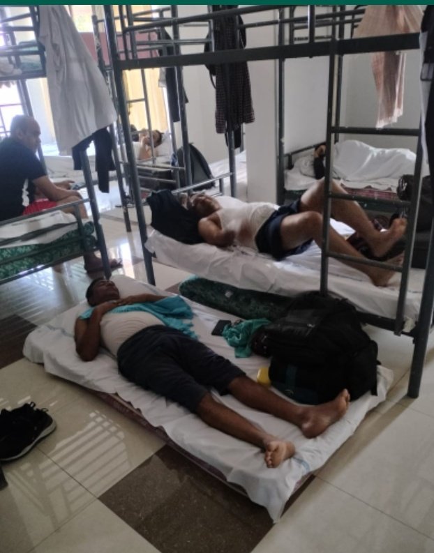 <a href="/srdcmmumbaicr/">Sr DCM, Mumbai, CR</a>
<a href="/venupnair_nrmu/">Venu Nair</a>

TTE रेस्ट रूम CSMT को  बिना किसी तैयारी के नई जगह पर शिफ्ट कर दिया गया, स्टॉफ को बेड कि समस्या हो रही, अभी तक मुख्य हॉल मे ac नहीं लगे है, प्रयाप्त फैन नहीं लगे, जानिटर नहीं है, बैडरोल कि समस्या है,स्टॉफ कि नींद नहीं होने पे वो ड्यूटी कैसे करें!!