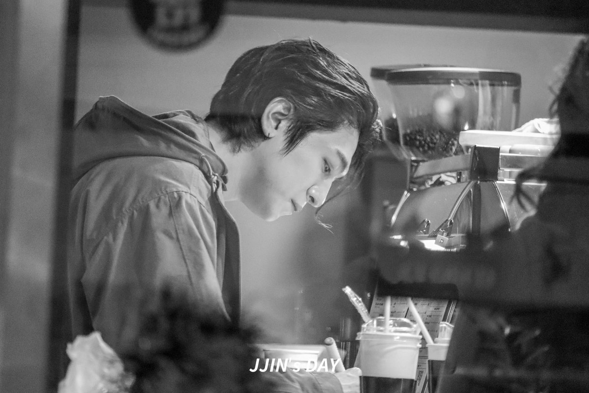JJIN_DAY0116's tweet photo. 231206 찐이야 1주년 “찐빵’s Day”
한폭의 그림이야🌅 #성진 #DAY6 #SUNGJIN https://t.co/kgABlzi7Bq