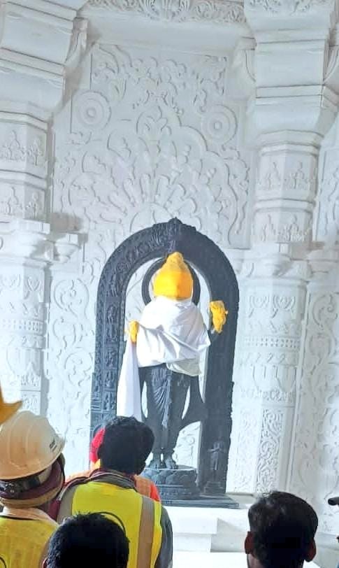 BhajanlalBjp's tweet photo. अयोध्या में श्रीराम मंदिर के गर्भगृह में रखी गई रामलला की मूर्ति की पहली झलक..

जय श्रीराम! 🚩🚩🙏
#ShreeRamMandir https://t.co/xjLm6D4gX4