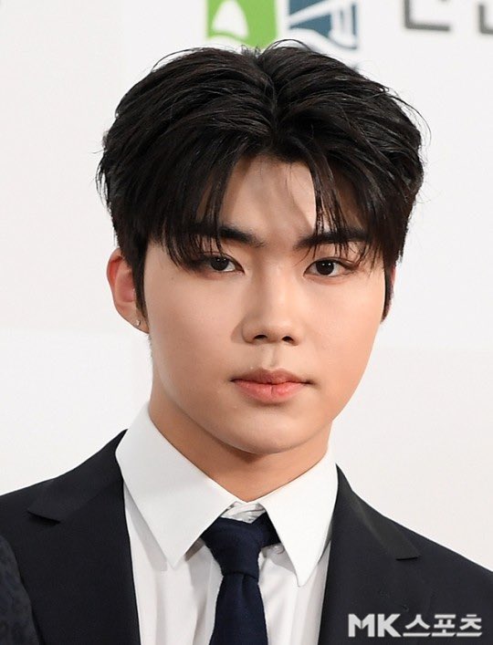 dearpgw's tweet photo. “zerobaseone park gunwook, 1st place in ‘the most anticipated 05liner idol in 2024’”
#박건욱 #PARKGUNWOOK

“[…] zerobaseone park gunwook, born in 2005, celebrated his 20th birthday on this past 10th. while zerobaseone is highly regarded for their skills and visuals, park gunwook is the member who can take pride in his abilities as an "all-rounder" player who can pull off all three: singing, rapping, and dancing.

park gunwook showcased not only his excellent vocal and high rap abilities thanks to his charming voice and strong singing techniques, but also his unrivaled dancing skills that show off his power by utilizing his unique physique, earning him high praises for his versatility as a singer. on the other hand, he also captivates the fans’ hearts with his fatal vibe that’s completed with his charismatic looks and intense gaze. […]”

🔗: https://t.co/aDx8AUONQ7