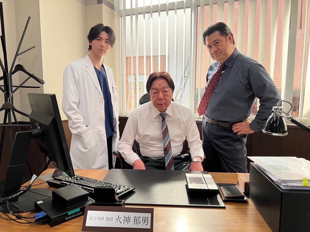 tonari_ntv's tweet photo. #となりのナースエイドオフショット📸

星嶺医大の3トップ🏥(？)
TAIGA・IKUO・YAHIKO です💫

キメキメでいただきました👍
🤣🤣🤣

第2話では3人のシーンも🎬
見逃し配信はこちらから🔻
#TVer🔗https://t.co/aICK7uZyxf
#Hulu🔗https://t.co/2E5Ru7gXab

#となりのナースエイド
#川栄李奈
#高杉真宙
#古田新太
#小手伸也