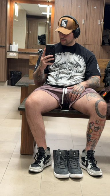 Thighs and hands https://t.co/7pKEus4LE9