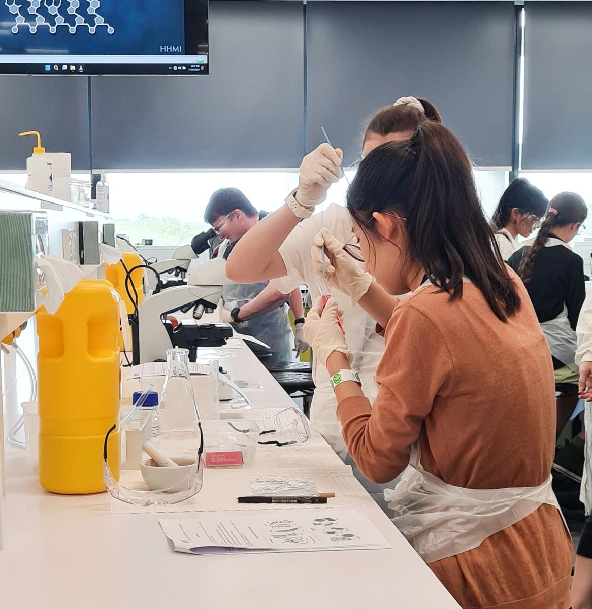 This week we welcomed students for National Youth Science Forum and The Science Experience. Activities, included: DNA matching and microscopy experiments, neuroscience and human anatomy, forensic identification, and physics experiments, Fourier analysis & dust trap demonstration.