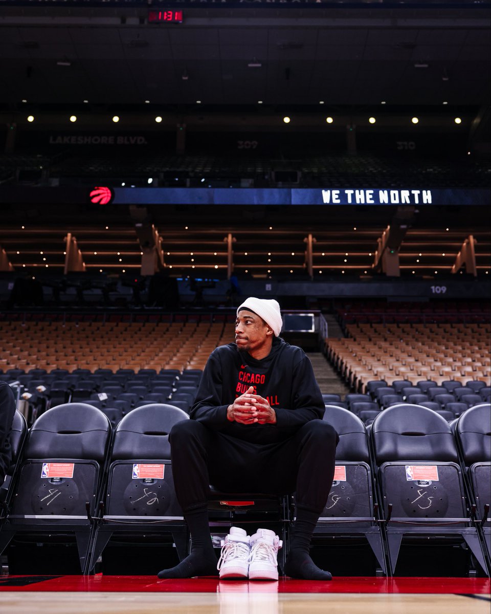 raptqrs's tweet photo. demar was sitting in seat #43 😭😭😭😭😭😭 https://t.co/B61YZUD6uU