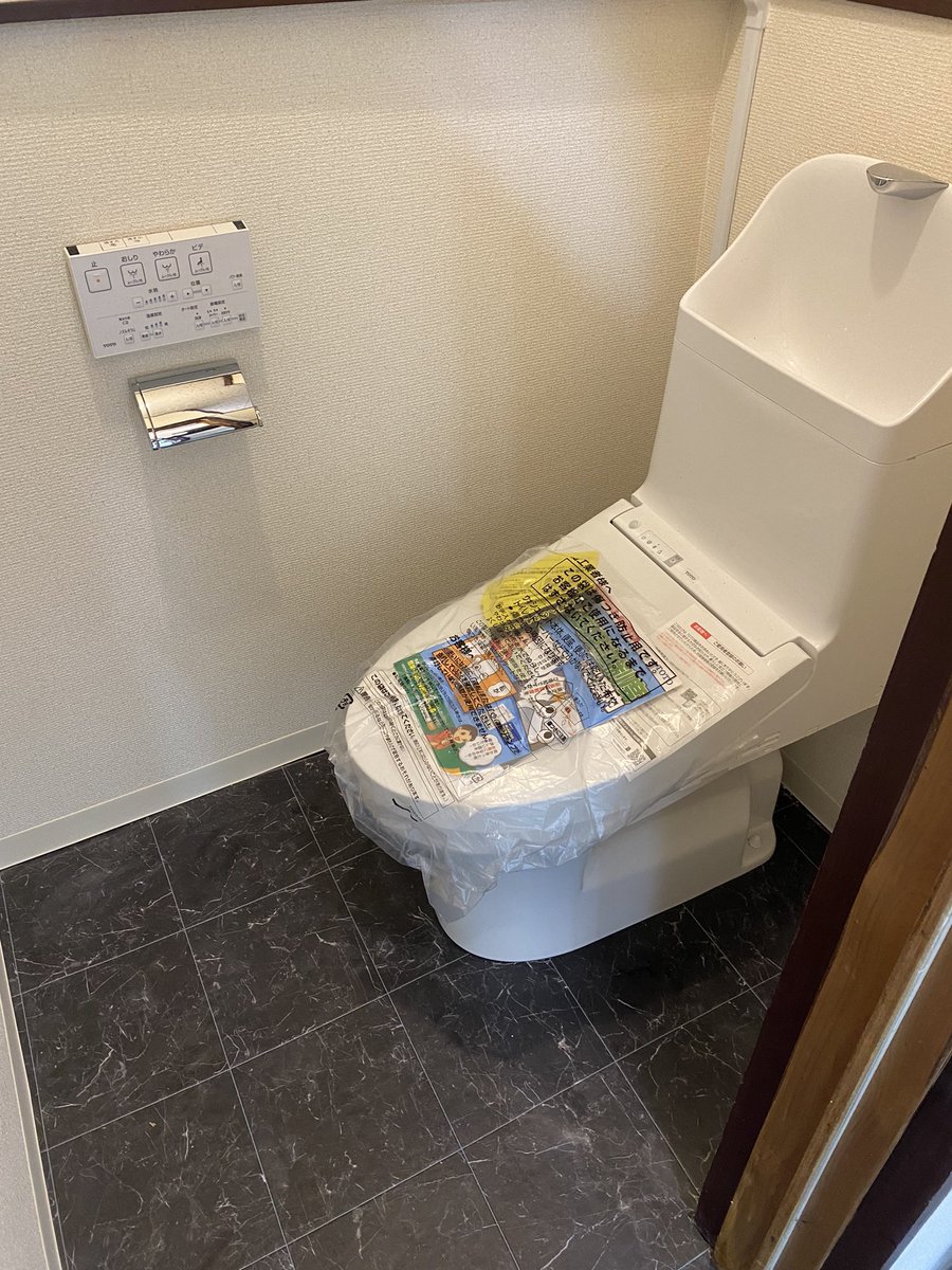tjsgaxtZ08tQc9i's tweet photo. 店舗のトイレ改修工事を行いました^ ^

ご予算をお伝えしてもらい
トイレ洗面台のモデルから
クロス〜フロアマットまで
全部お任せでさせていただきました(^^)

八代市花園町にて
セルフホワイトニングをOpen予定だそうです🦷

トレイや水回り関係のお困り事も
お気軽にご相談ください♪ https://t.co/Bt9a385n8D