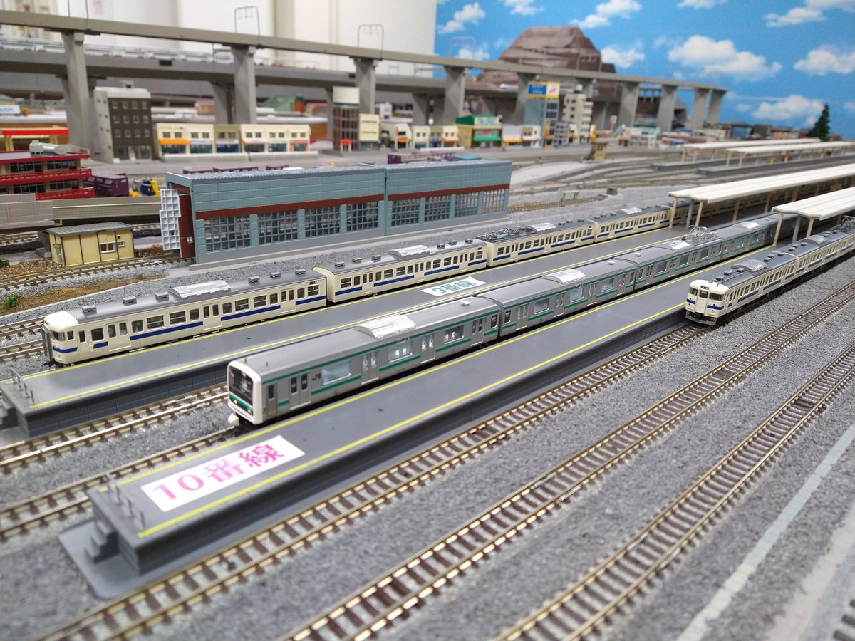 Yamo97632113's tweet photo. 運転会にお誘い頂き東神奈川のプラスポートさんへ。先日落成のE501系ですが室内灯にチラ付きが。メーカー純正の室内灯はしっかりと点灯するので相性の問題かと…
#Nゲージ #レンタルレイアウト #PLUSPORT https://t.co/hfzO2SNmkG