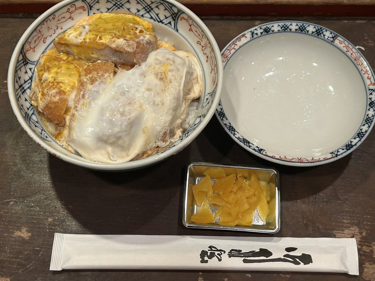 1月19日(金)
能登屋本店
かつ丼  950円

「昨日代表から『少ない唐揚げをチマチマ食ってるなんて男じゃない！』とご指摘いただきましたので、本日はガッツリ系をテーマに探しました。ガッツリと言えばやはりカツ丼と思い注文。美味しくお腹もパンパンに。気合いも入った所で本日も営業頑張ります！」