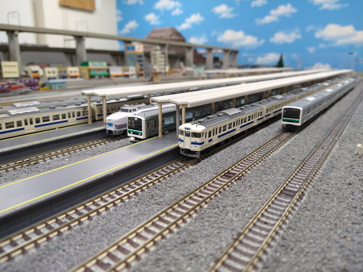 Yamo97632113's tweet photo. 運転会にお誘い頂き東神奈川のプラスポートさんへ。先日落成のE501系ですが室内灯にチラ付きが。メーカー純正の室内灯はしっかりと点灯するので相性の問題かと…
#Nゲージ #レンタルレイアウト #PLUSPORT https://t.co/hfzO2SNmkG