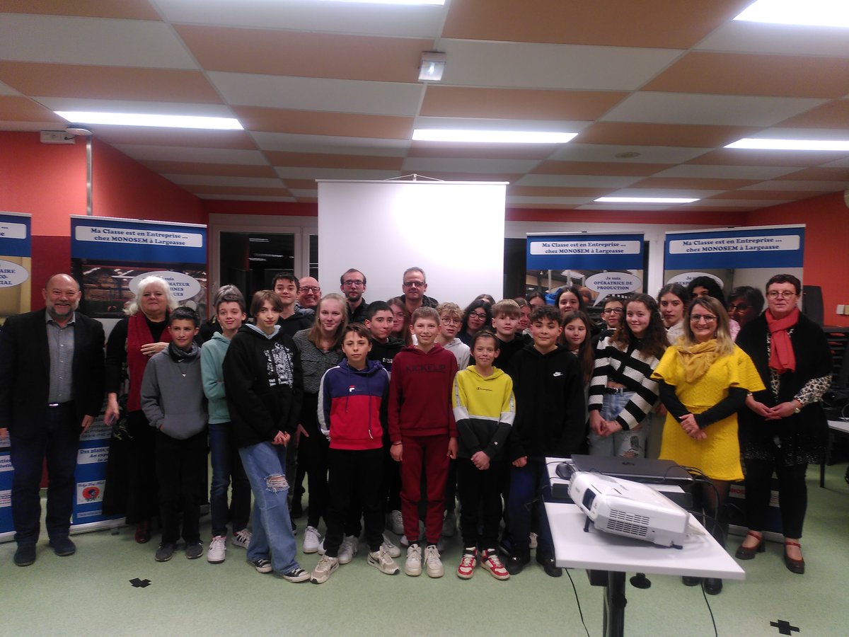 LouisMerle79's tweet photo. Soirée de restitution de #classeenentreprise : après 6 mois de travail les 4e de Louis Merle accueillent, les parrains de @MonosemOfficiel pour le bilan de l'immersion. #parcoursavenir 🙏à @acpoitiers, @Medef79 et @Vald79   cc @DSDEN79 @DeuxSevres  @ParthenayGatine https://t.co/MMA2reegHt