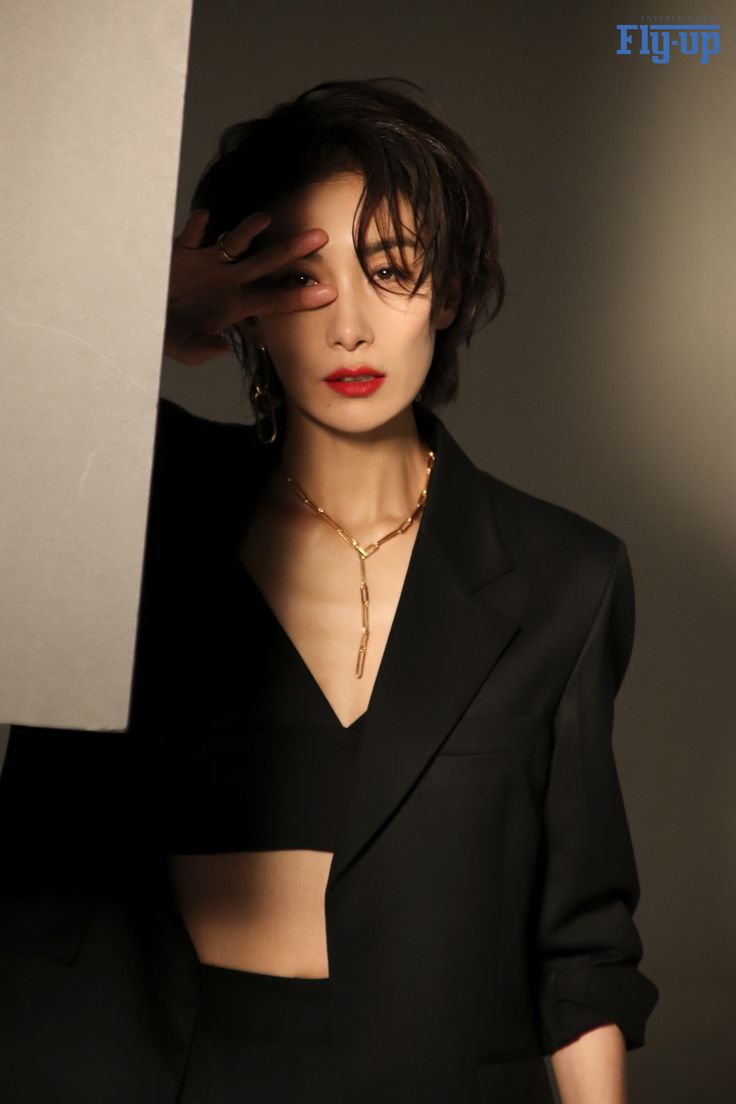 ACKMatriarch's tweet image. Nome: Kuchel Ackerman  
Idade: 50
Sexualidade: Demissexual
Status: solteira
Cor fav: Preto 
Comida fav: Sushi 
Bebida fav: Vinho 
Série fav: OITNB  
Tattoo: Não
Piercing: não