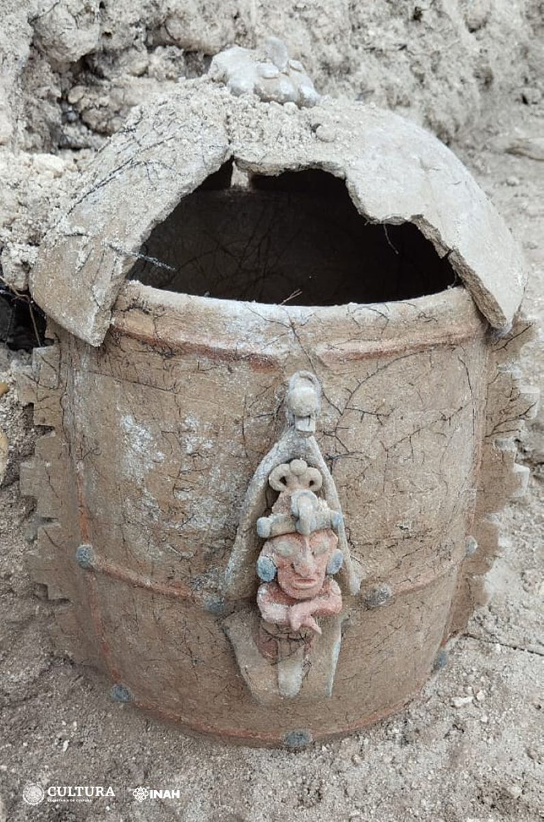 VictorMasT's tweet photo. Expertos del INAH localizaron una urna de los antiguos mayas que formaba parte de una ofrenda.

Esta tiene el símbolo maya ik, alusivo al viento y al aliento divino, y una figura alusiva al dios del maíz, como una mazorca en crecimiento. Gran hallazgo del #OrgulloMaya https://t.co/lfqduxyzpI