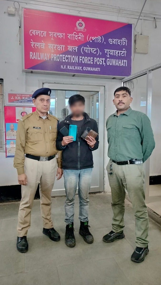 #OperationYatriSuraksha
<a href="/RPF_INDIA/">RPF INDIA</a>
<a href="/RailMinIndia/">Ministry of Railways</a>
<a href="/drm_lmg_nfr/">मं.रे.प्र.लामडिंग, पू.सी.रेलवे / DRM LUMDING NFR</a>
<a href="/zscrnfr/">ZSCRNFR</a>
<a href="/rpfpcghy/">RPF post Guwahati</a>
On 18.01.24 #RPF_NFR_LMG Div. team of #RPF_GHY  apprehended 01 TOPB offender with recovered 02 Mobile &amp; 02 Money purse, from TrainNo 15909 DN at Jagiroad station &amp; handed over to OC/GRPS/GHY for N/A.
