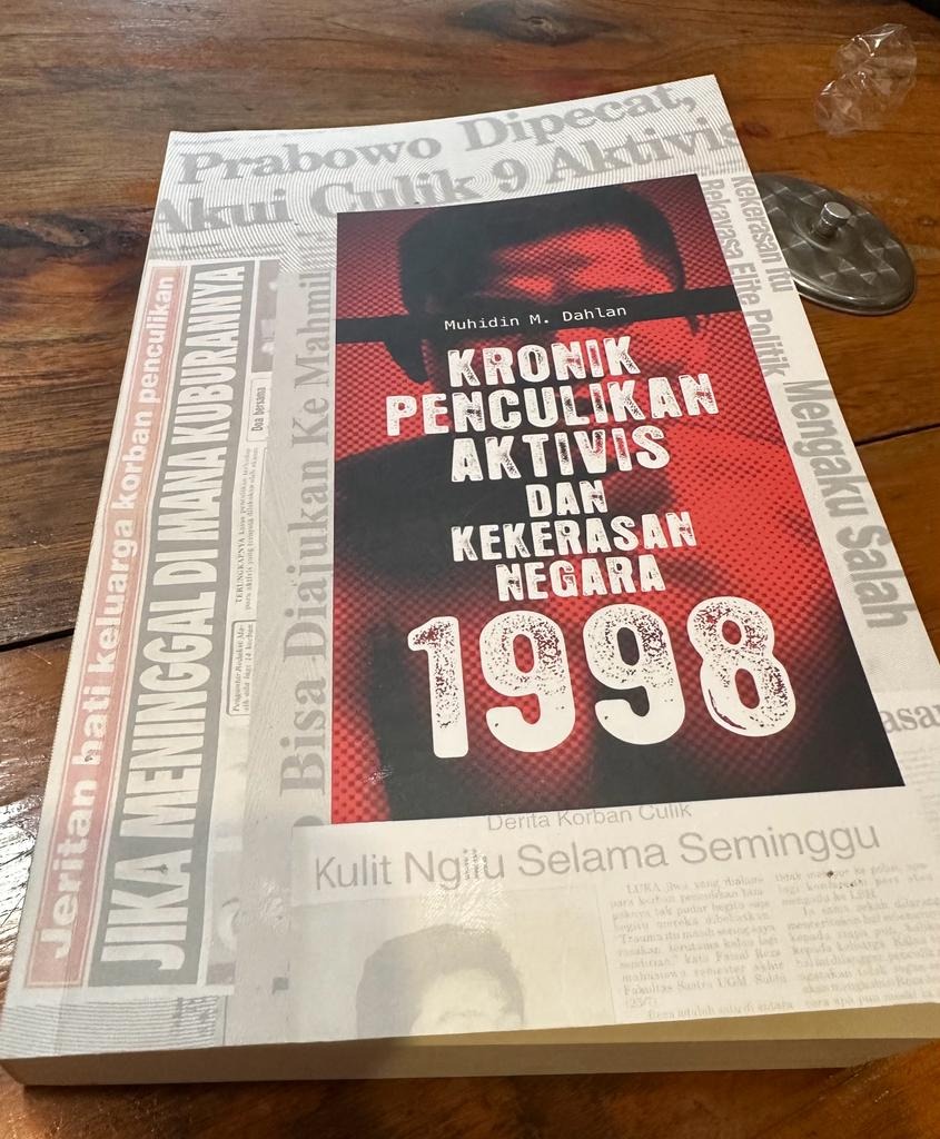 sumarsih11's tweet photo. Buku @dahlan_muhidin dikirim di lokasi 17th AksiKamisan tselenggara. Bukunya sbentar lagi terbit.

Buku kliping prjuangan reformasi &amp;demokrasi 1998 wajib dbaca krn masa lalu adlh pngalaman bharga u/menentukan nasib diMasaDepan. @dipanggilwawan krbn Semanggi I https://t.co/zkbpYRkZAf