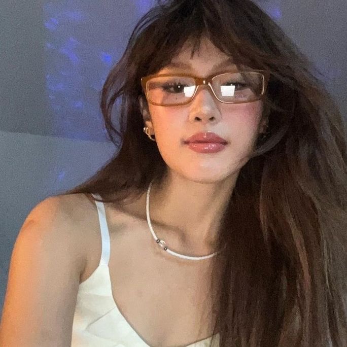 save me woman with bayonetta glasses….. save me….. woman with bayonetta glasses….. please…..