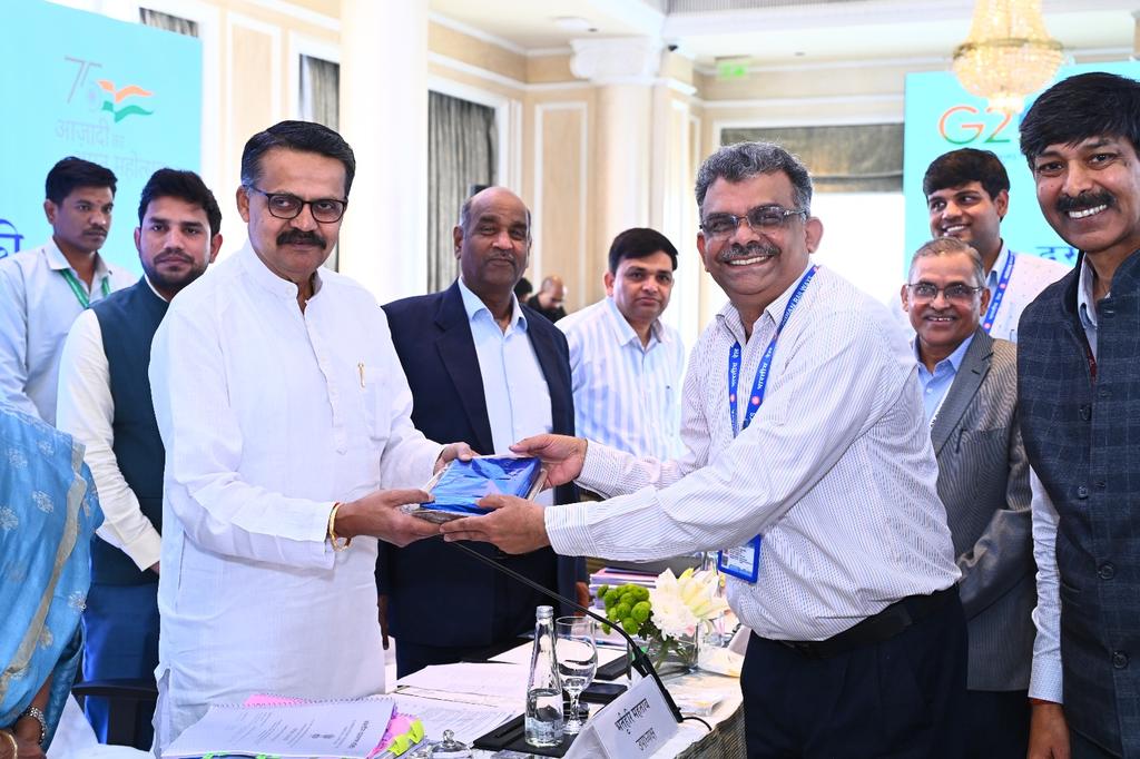 rahulrocks1580's tweet image. संसदीय राजभाषा समिति ने आज मुंबई में मुख्य कारखाना प्रबंधक कार्यालय, द. पू. म. रेलवे मोतीबाग कारखाना, नागपुर के साथ निरीक्षण बैठक की।
इस दौरान समिति ने मंत्रालय एवं विभाग के वरिष्ठ अधिकारियों की उपस्थिति में हो रहे राजभाषा हिंदी के कार्यों का अवलोकन किया।
#SecondsubCommittee