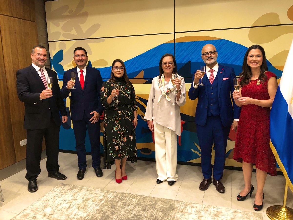 Acompañaron el corte de cinta de nuestras nuevas oficinas, el Embajador de 🇨🇦 Daniel Ahmad @Dan_Diplomat, la Ministra de RREE de 🇸🇻 Alexandra Hill @CancillerAleHT y los patrocinadores del evento @TELUSint, #DollarCity y @AgrisalSV 🎀✂️

#RincóndeCanadáenElSalvador