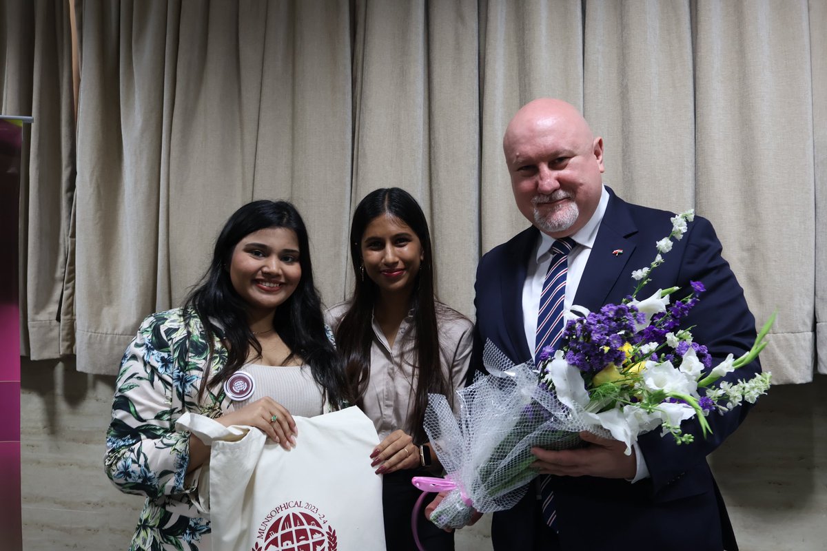 PLinMumbai's tweet photo. 🇵🇱🇮🇳🇺🇳
It’s always a pleasure to interact with young and curious minds. For that purpose CG @AleksanderDanda took part in the closing session of the MUNSOPHICAL, the model United Nations Conference organized by the students of @SophiaCollege75 Mumbai.
#PLinIndia #PublicDiplomacy https://t.co/Y0WFSIVgBD