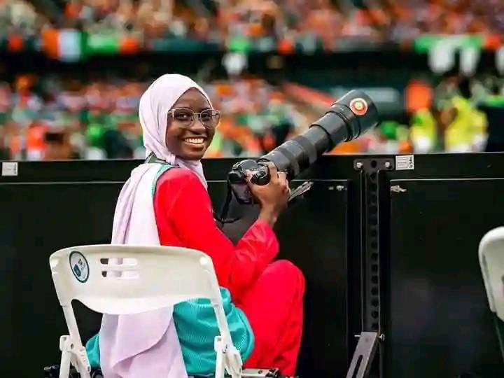 ShafiMagan's tweet photo. Meet Sarjo Baldeh, a young Gambian Photographer making headlines in #AFCON2024 in Ivory Coast.  

The 21-year-old loves photography, a passion she developed at 15.  She's the official photographer for Fortune FC in the Gambia Division One league. #AFCON2024 https://t.co/FesDY4RtX2