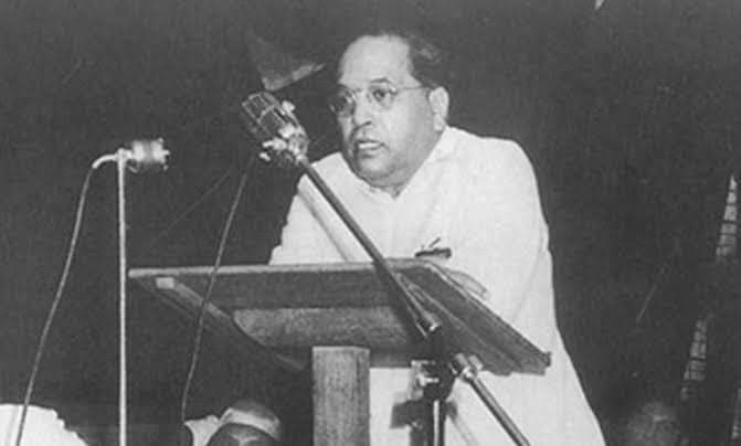 18 जनवरी #TheDayInHistory

#इस दिन 1943 में, डॉ. #बाबासाहब अम्बेडकर ने पुणे की डेक्कन सभा द्वारा गोखले मेमोरियल हॉल में महादेव गोविंद रानाडे के 101वें जन्मदिन समारोह के अवसर पर 'रानाडे, गांधी और जिन्ना' पर व्याख्यान दिया था।

अपने भाषण में #डॉ.अंबेडकर ने कहा, 'यह निर्विवाद है कि