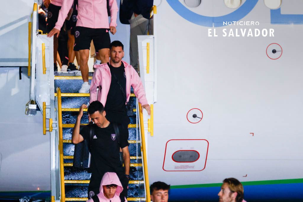 ¡Messi ya llegó a El Salvador!

El astro argentino Lionel Messi, actual ganador del Balón de Oro y el premio The Best, llega al país como líder del <a href="/InterMiamiCF/">Inter Miami CF</a> de David Beckham.