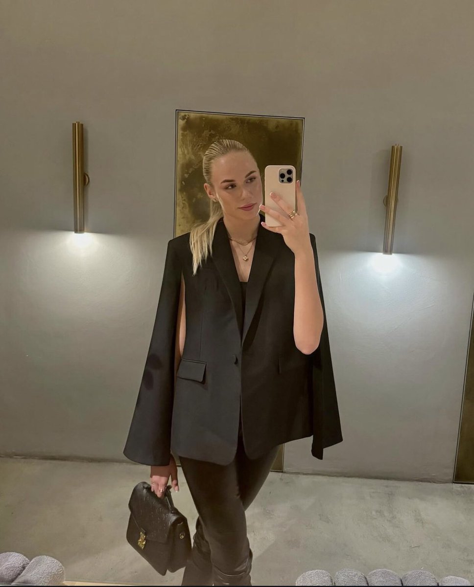 Happy birthday naka fed ลูกสาวหัวแก้วหัวแหวนของแม่ ขอให้หนูมีความสุขมากๆเอ็นจอยกับทุกอย่างที่หนูตั้งใจทำ ฟอร์มปังๆ ค่าตัวขึ้นเยอะๆ แม่รักหนูที่สุ๊ดดด🎂🎉💗