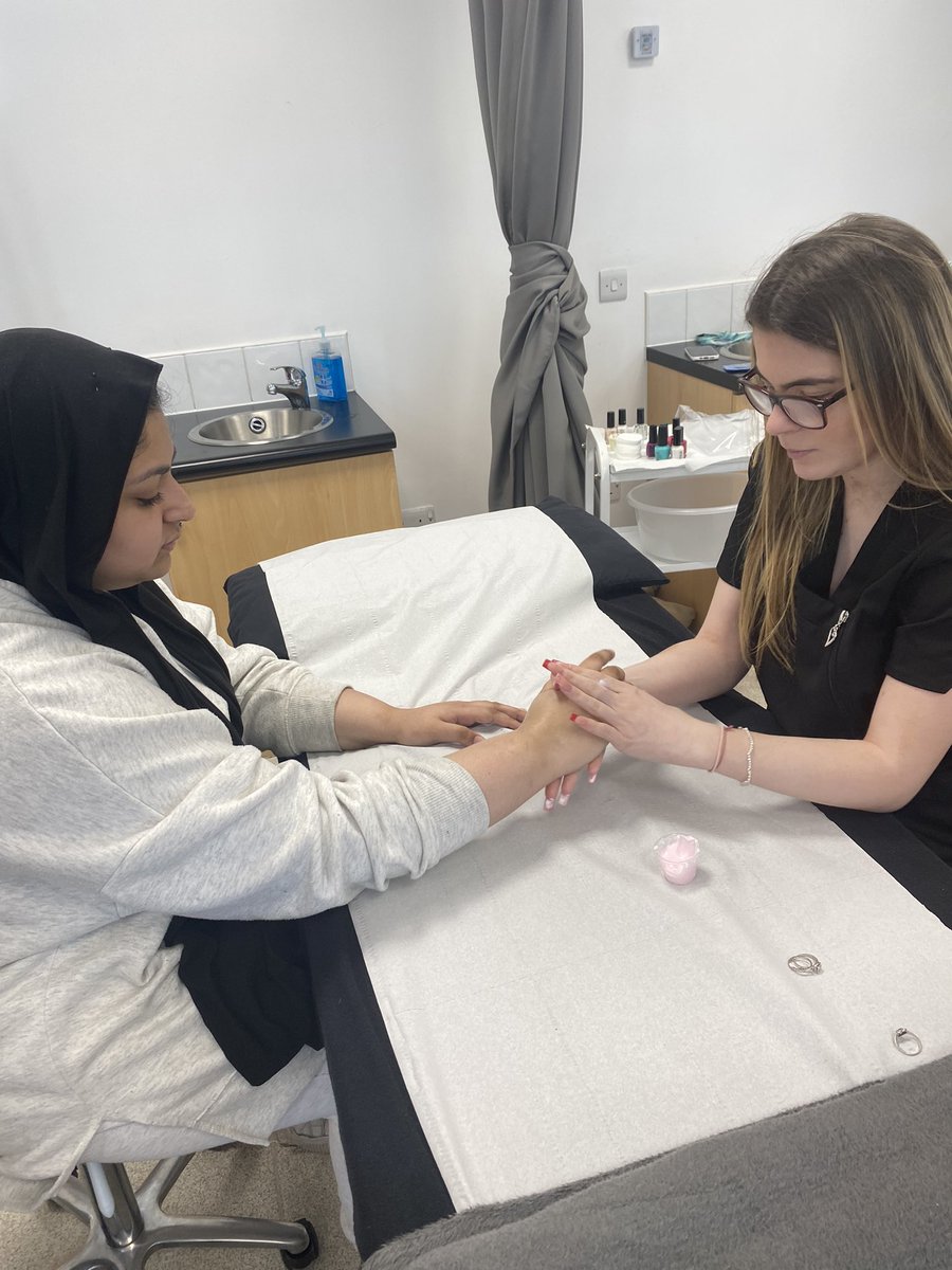 It’s Wellbeing Week in our Childhood department and our new PDA Education Support Assistant students were treated to a hand massage by the Beauty Therapy students today. @Angela_R_ELC @SLC_ELC @Margare86567052 @StellaMcManus @SLCek