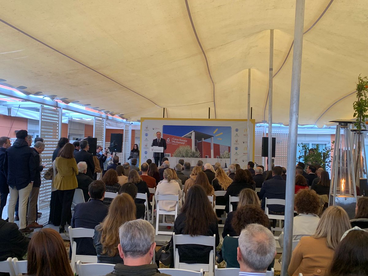 101TVSevilla's tweet photo. 🔴 Inauguración de la nueva @CasaRonaldSev en la calle Doctor Rafael Martínez Domínguez.
✅️ Asiste @jlsanzalcalde, el presidente de McDonald's, Luis #Quintanillo, @martabaturone y el viceconsejero de Juventud, Familias e Igualdad, José #Repiso.
📲 #TDSActualidad #101TVSevilla https://t.co/mF3RNzeLEr