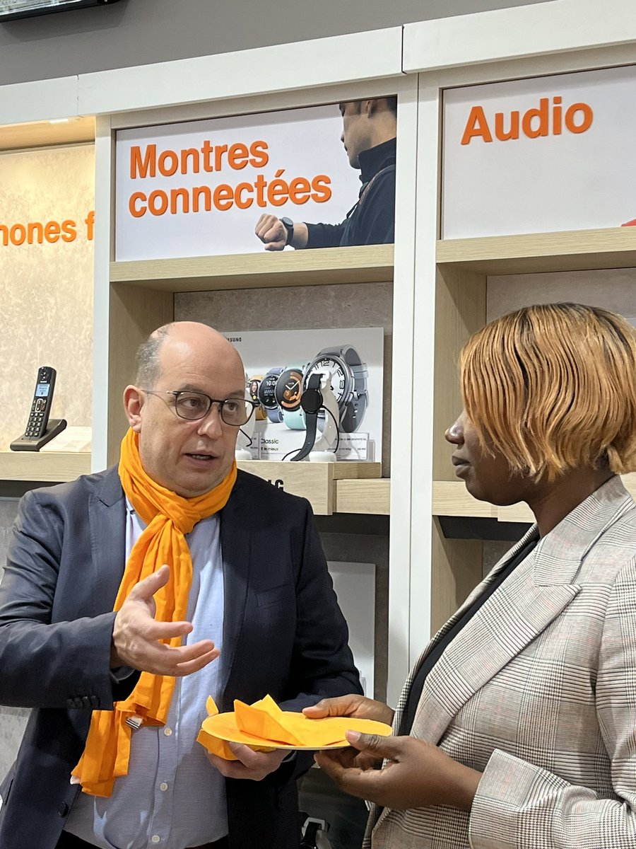 Le centre-ville de Saint-Céré (Lot) accueille une nouvelle boutique Orange, belle illustration de l’ancrage territorial d’Orange en Occitanie, avec 49 points de vente.
Orange continue à s’adapter aux attentes des clients. Le nombre de boutiques en France va augmenter d’ici 2026.