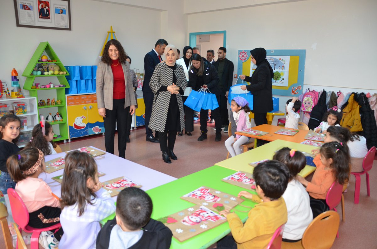 Diyarbakır Büyükşehir Belediyesi, Sosyal Hizmetler Daire Başkanlığına bağlı kreşlerde eğitim gören ve karne sevinci yaşayan 4-6 yaş aralığındaki miniklere karne ve hediyeler sevinci.