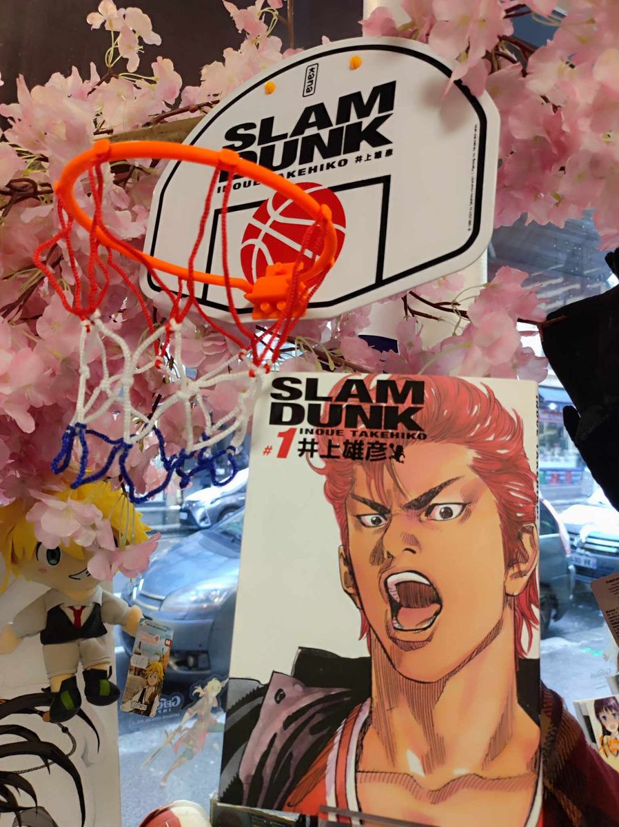 hayakushop's tweet photo. 1/2
Pour l'achat de #SlamDunk - #Deluxe T.01 @EditionsKana vous offre un super goodies : un mini panier de basket et son ballon (une pompe est fournie). *Dans la limite des stocks disponibles. Même Gon de #HunterXHunter est impressionné par le #gorilladunk de #BullesKun. https://t.co/5c1pIsXiJ9
