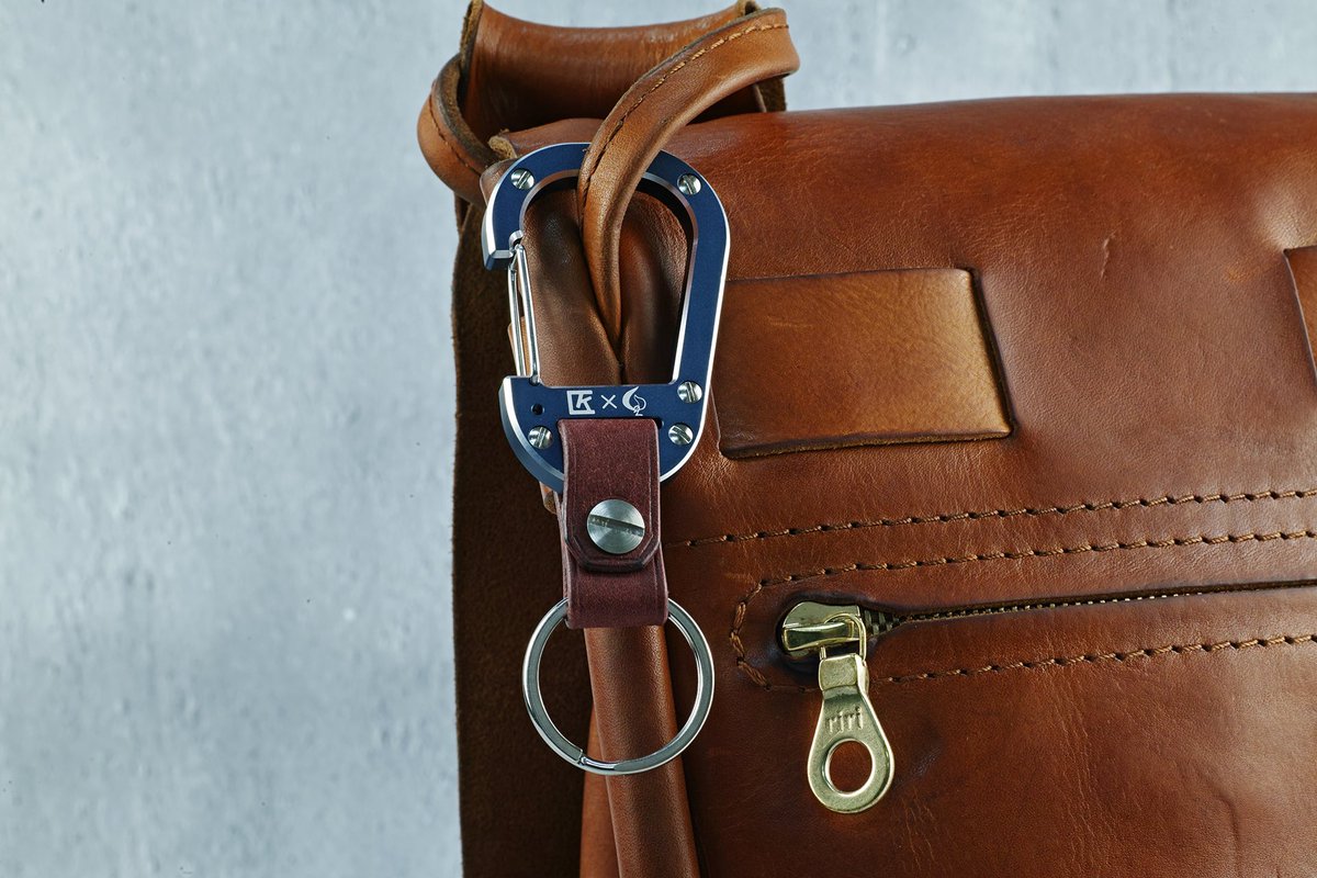 synC2raft's tweet photo. 【Dura-biner】
Navy×"PUEBLO" Burgundy
『Navy』と『プエブロレザー』を合わせた特別仕様です。
初回、好評だった組合せを再販スタートしました🎵
#栗原精機
#synC2raft https://t.co/nFhxdZgm0L
