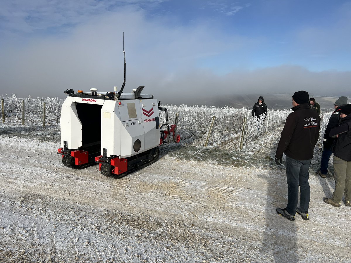 TeamBASSET's tweet photo. /// YANMAR #YV01 par BASSET ///
Un chenillard pas comme les autres ?! 
Il vous suffit de positionner l’appareil sur un point GPS d’entrée de parcelle et ce chenillard autonome s’occupe du reste !
Aubourdhui monté en interceps mécanique Boisselet, différents montage sont possible https://t.co/AigGBXpmGm