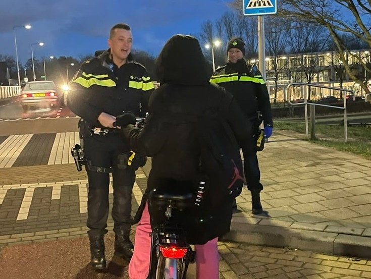 Zet je licht aan! 💡🚲 In het donker ben je kwetsbaar zonder verlichting. De politie en gemeente hielden gisteren in alle vroegte een fietsverlichtingscontrole.

Lees verder 👉 albrandswaard.nl/actueel/fietsv…

#fietsverlichting #albrandswaard #samenveilig