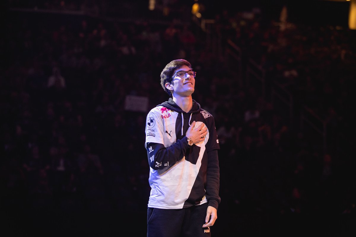 LiquipediaRL's tweet photo. Legend of the game! 👑

One last split for Season 6 World Champion, @SquishyMuffinz.

@RLEsports #RLCS https://t.co/I803ts4dGS