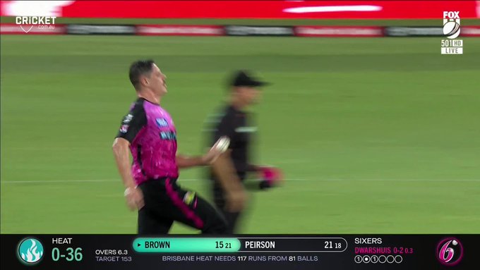 Dwarshuis gets the breakthrough!! 💥 📹 Credits: Twitter/BBL