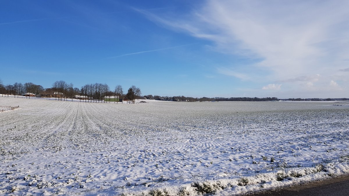 Dumesnil_FR's tweet photo. Réveil sous la #neige en #Normandie ! ❄️

Merci aux agriculteurs pour le déneigement des routes 🚜

#négoceagricole #agriculteurs #froid https://t.co/HjKAFx43Ss
