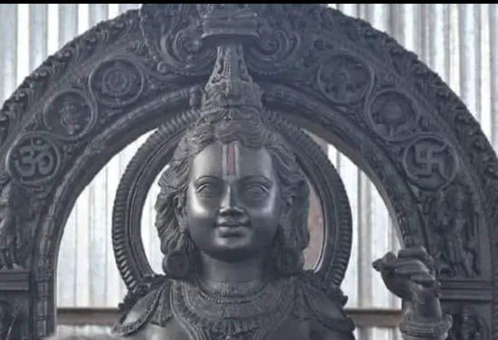 श्री राम चंद्र कृपालु भजमन हरण भाव भय दारुणम्।
नवकंज लोचन कंज मुखकर, कंज पद कन्जारुणम्।।