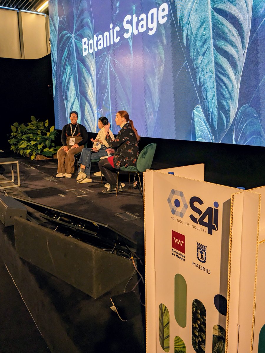 NiamhTalking90's tweet photo. We were speaking on the Botanic Stage about #diversityandinclusion at @Science4i 🌿

These attendees were green with envy at everyone sitting up front 🤣

#VerizonWAVE #ForwardTogether #IEEEPhotonics https://t.co/IKQpOEAT9U