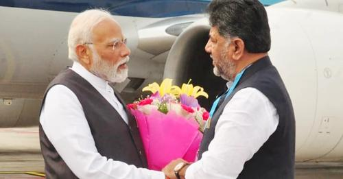 VistaraNews's tweet image. Modi in Bangalore: ಪ್ರಧಾನಿ ಮೋದಿಯನ್ನು ಆತ್ಮೀಯವಾಗಿ ಸ್ವಾಗತಿಸಿದ ಡಿಕೆಶಿ

vistaranews.com/.../dk-shivaku… 

#vistaranews #modiinbangalore #PMNarenderModi
ವಿಸ್ತಾರ ನ್ಯೂಸ್ ಕಮ್ಯುನಿಟಿ ಸೇರಿ 📷
chat.whatsapp.com/CHoHVJAEZz58IL…