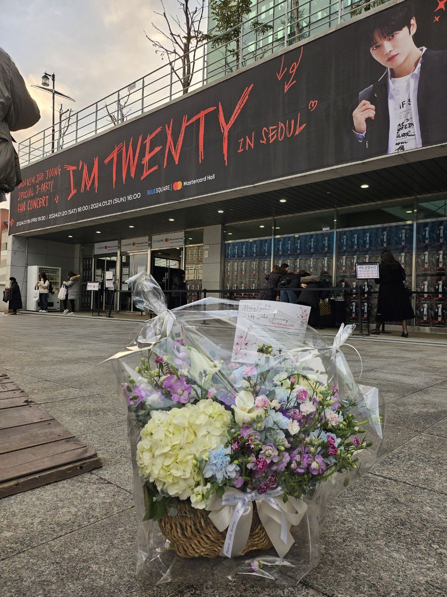 JaejoongPeru's tweet photo. Special J-PARTY Fanconcert "I'm TWENTY" en Seoul
D-Day
Perú presente!! 🇵🇪🥰
Enviamos esta canasta de flores a #Jaejoong  ❤️💚  @bornfreeonekiss

Nobody like you #JJ 
#김재중 #金在中 #ジェジュン #J_JUN #보스베이비 https://t.co/3njOtsxTSf