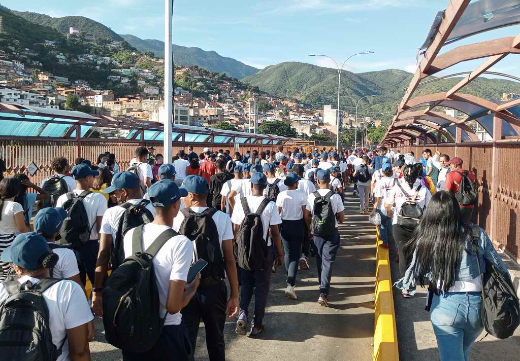 #IndependenciaPlenaSoberana Jóvenes cubanos y venezolanos reeditarán la Ruta Martiana en la Patria bolivariana radiorebelde.cu/jovenes-cubano… @Fannyrose_ @luigi_ines70697 @alsinap @Titomara4 @AmkValentina @YusuamOrtega @JuvenilMartiano @mirthiajulia @PartidoPSUV @JuventudPSUV @ISB_VE